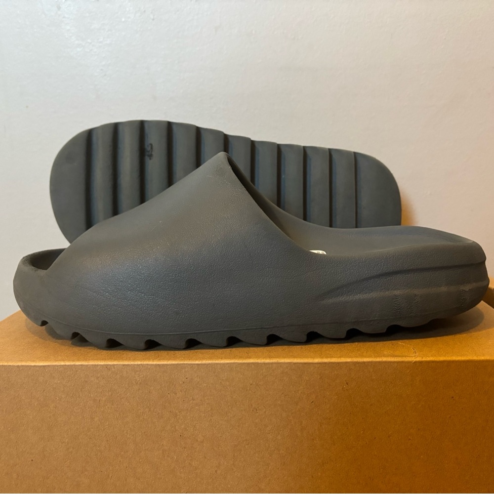 Yeezy Slides Size 9 Slate Marine (gray)